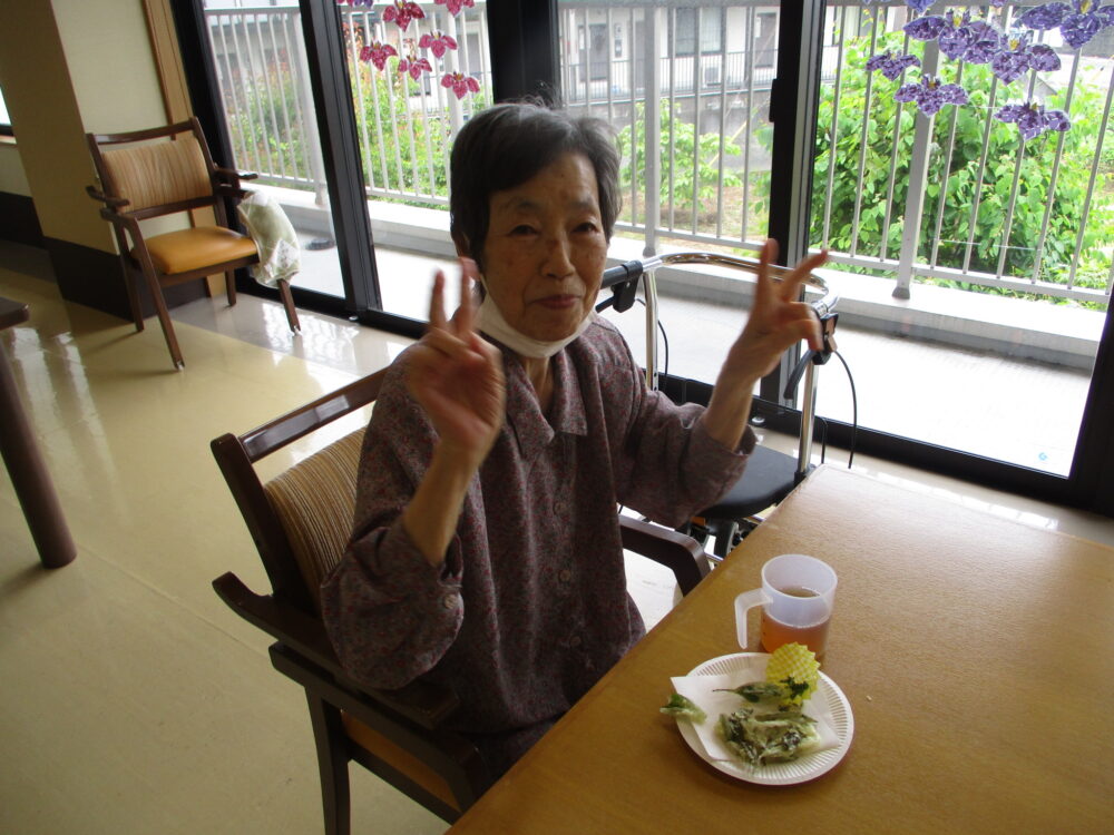 静岡市駿河区有料老人ホーム_お茶の新芽の天ぷら