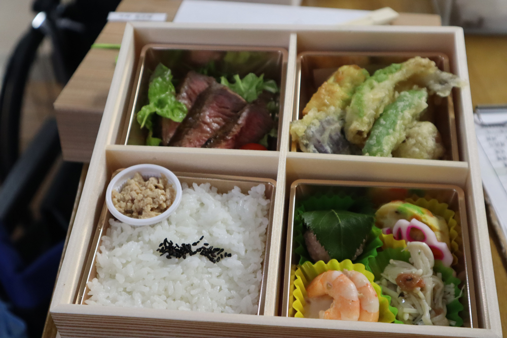 静岡市葵区有料老人ホーム_花水木ランチ_桜庭