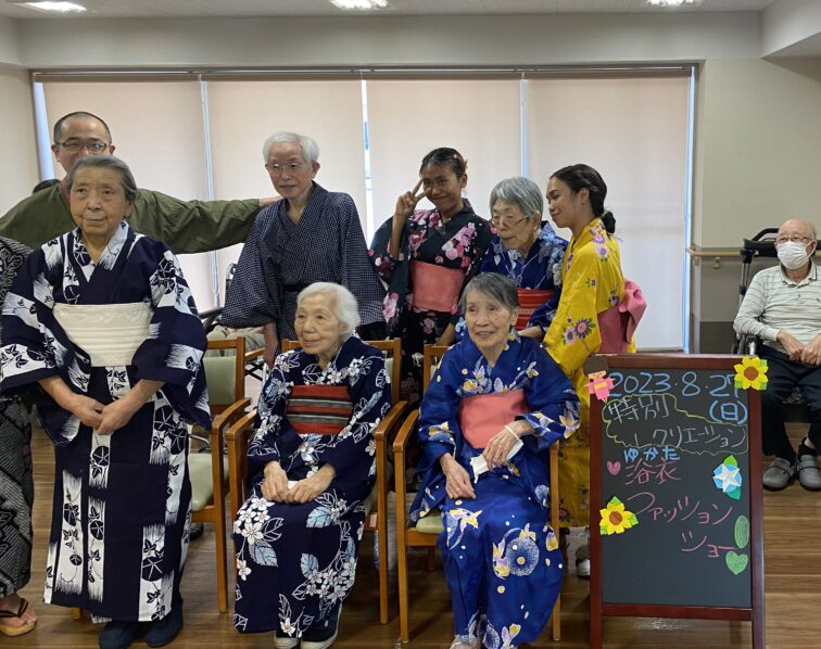 静岡市葵区有料老人ホーム_浴衣ファッションショーと盆踊りレク