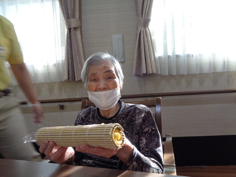 静岡市葵区有料老人ホーム_伊達巻き作り
