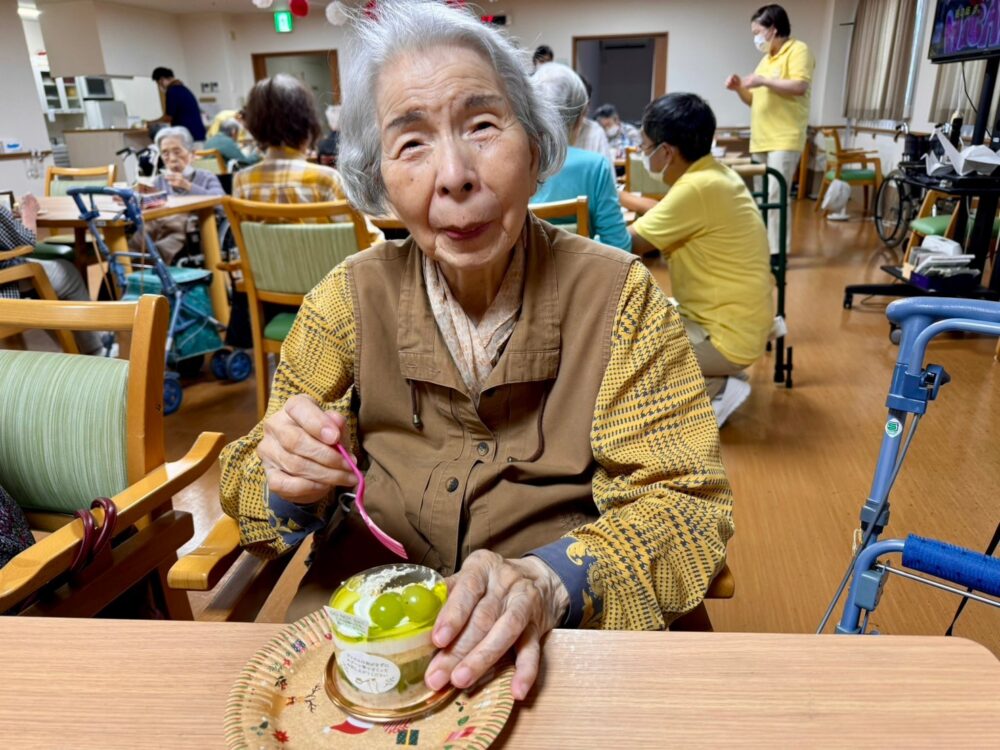 藤枝市老人ホーム_9月のおもてなしシャインマスカットのケーキ