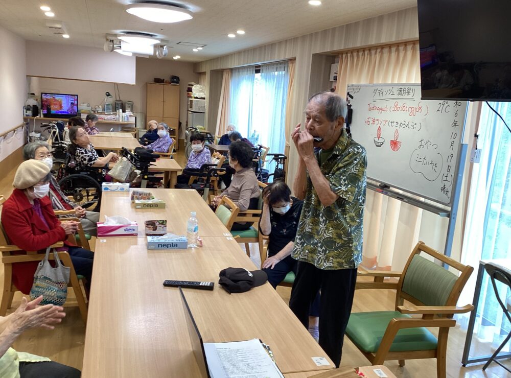 静岡市清水区老人ホーム_BGMM様のハーモニカの演奏