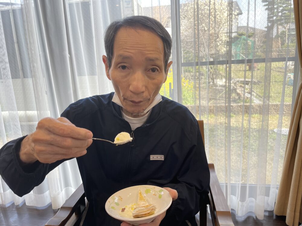 静岡市清水区老人ホーム_ぺんぎんパティシエミルクレープ