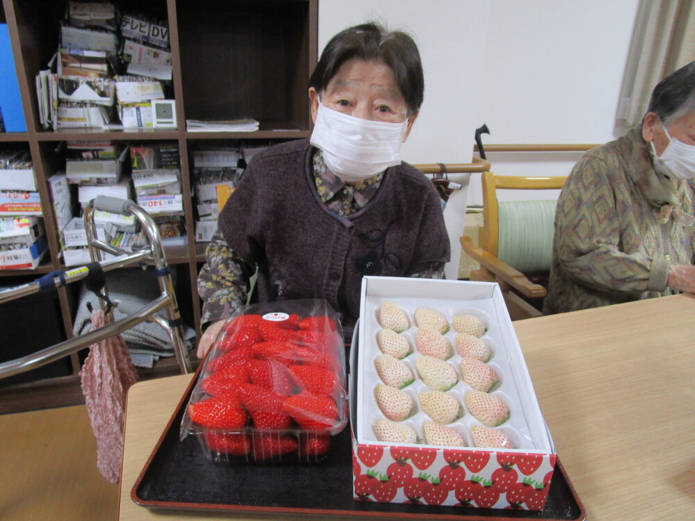 藤枝市老人ホーム_3月のおもてなし苺の食べ比べ