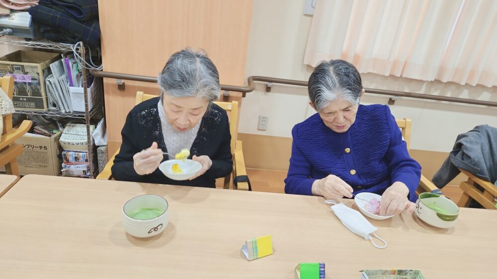 駿東郡長泉町老人ホーム_五感で感じるお茶会雛祭りと桃の花を添えて