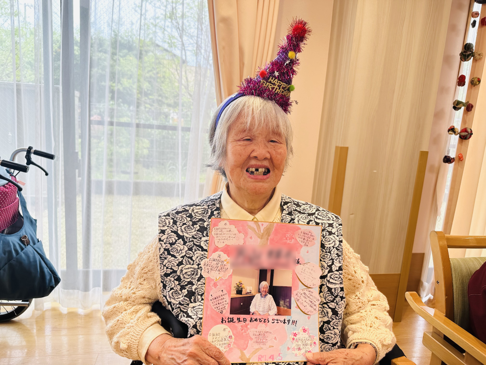 静岡市清水区老人ホーム_笑顔が満開 4月誕生日会開催