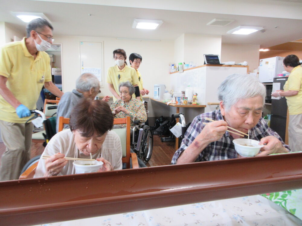 静岡市葵区有料老人ホーム_特別レクリエーション流しそうめん