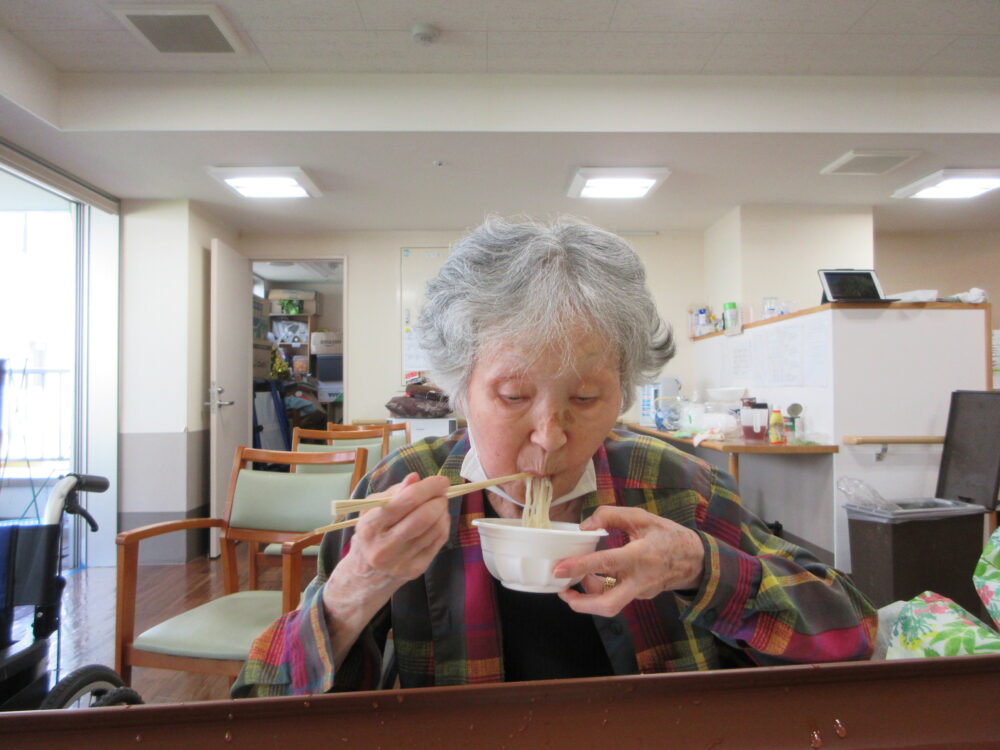 静岡市葵区有料老人ホーム_特別レクリエーション流しそうめん
