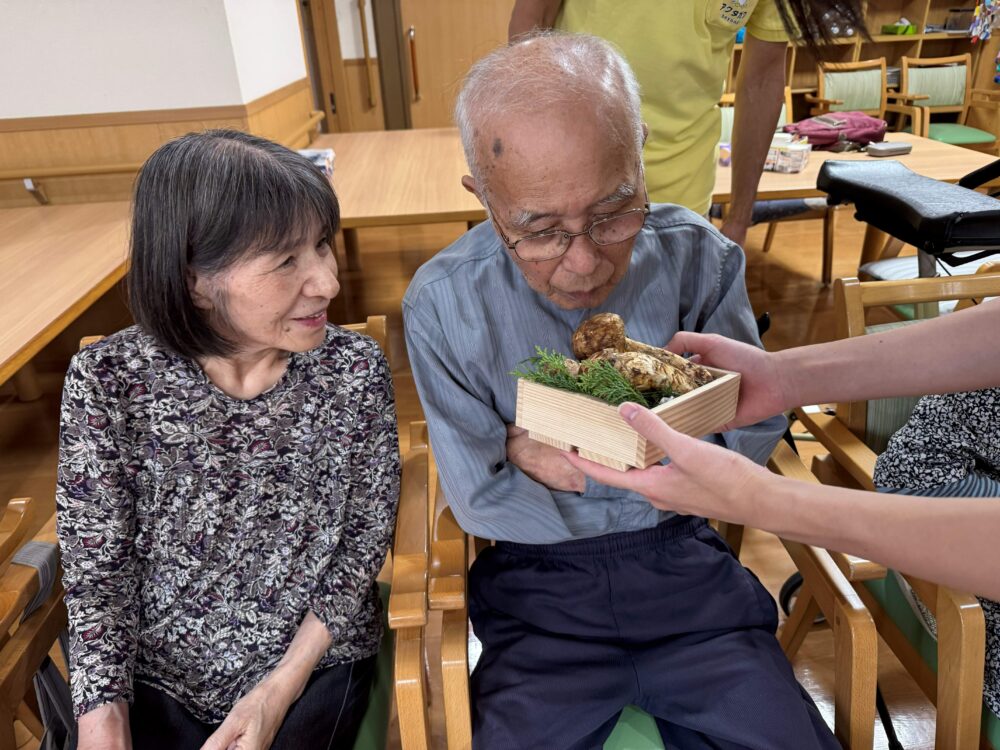 藤枝市老人ホーム_松茸ごはん