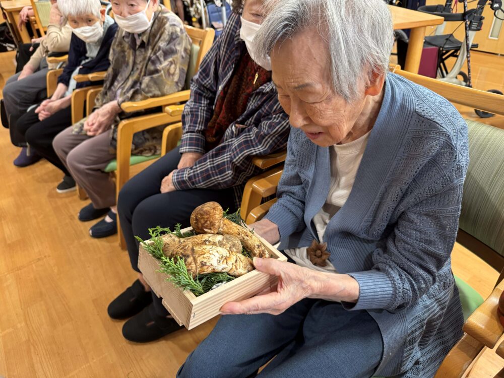 藤枝市老人ホーム_松茸ごはん
