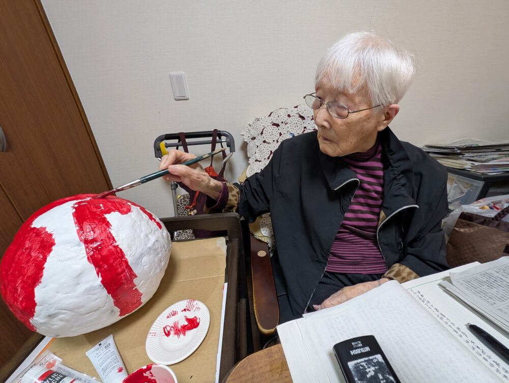 静岡市葵区老人ホーム_無病息災を願い達磨作りをしました