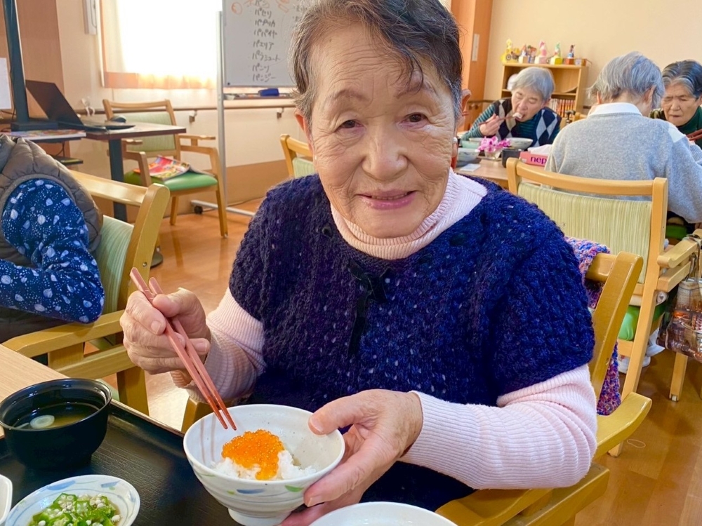 駿東郡長泉町老人ホーム_47都道府県季節のご当地グルメ　（北海道編） ～いくらとサーモンの親子丼風～