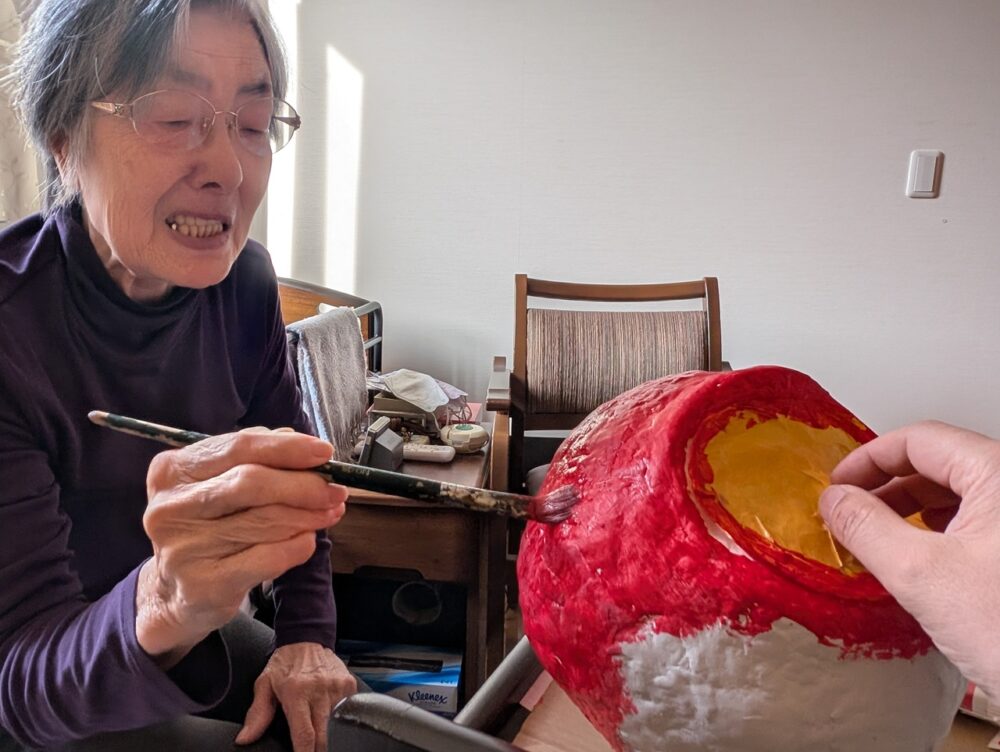 静岡市葵区老人ホーム_無病息災を願い達磨作りをしました