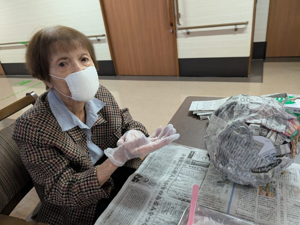 静岡市葵区老人ホーム_無病息災を願い達磨作りをしました