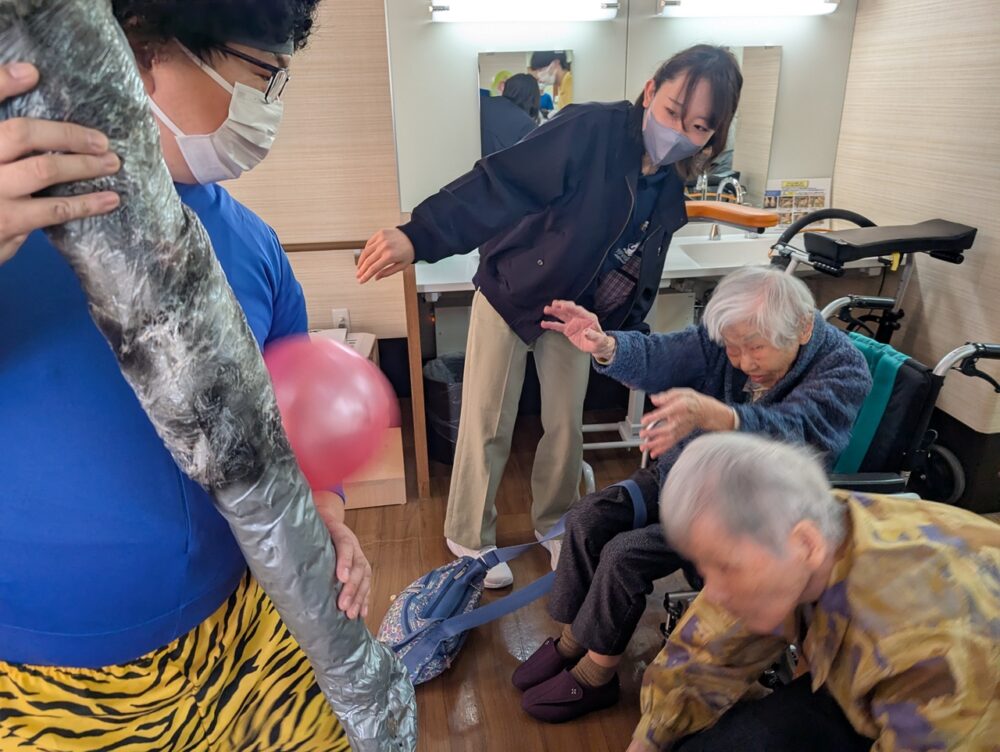 静岡市老人ホーム_2m40cm巨大鬼 節分豆まき大会