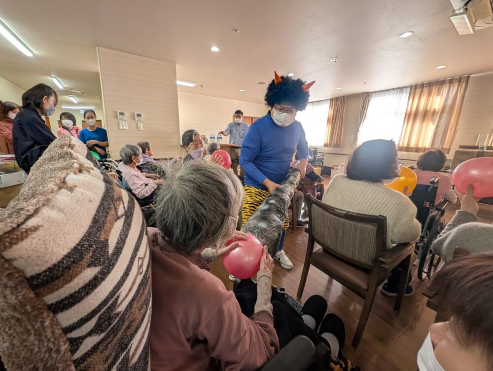 静岡市老人ホーム_2m40cm巨大鬼 節分豆まき大会