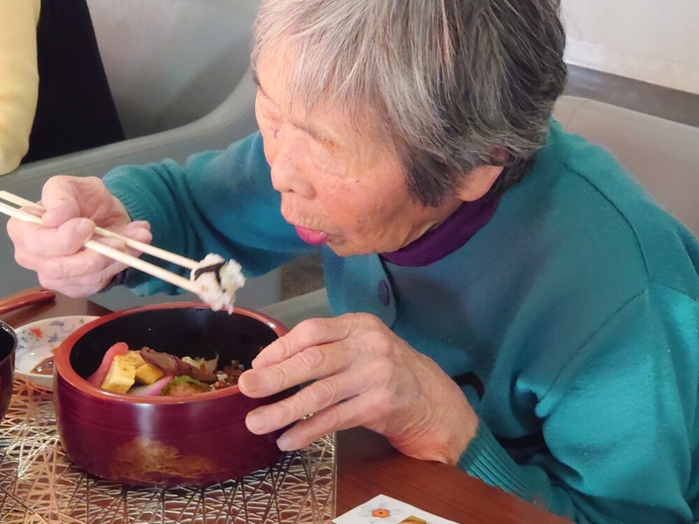 静岡市駿河区老人ホーム_「花水木ランチ」ちらし寿司