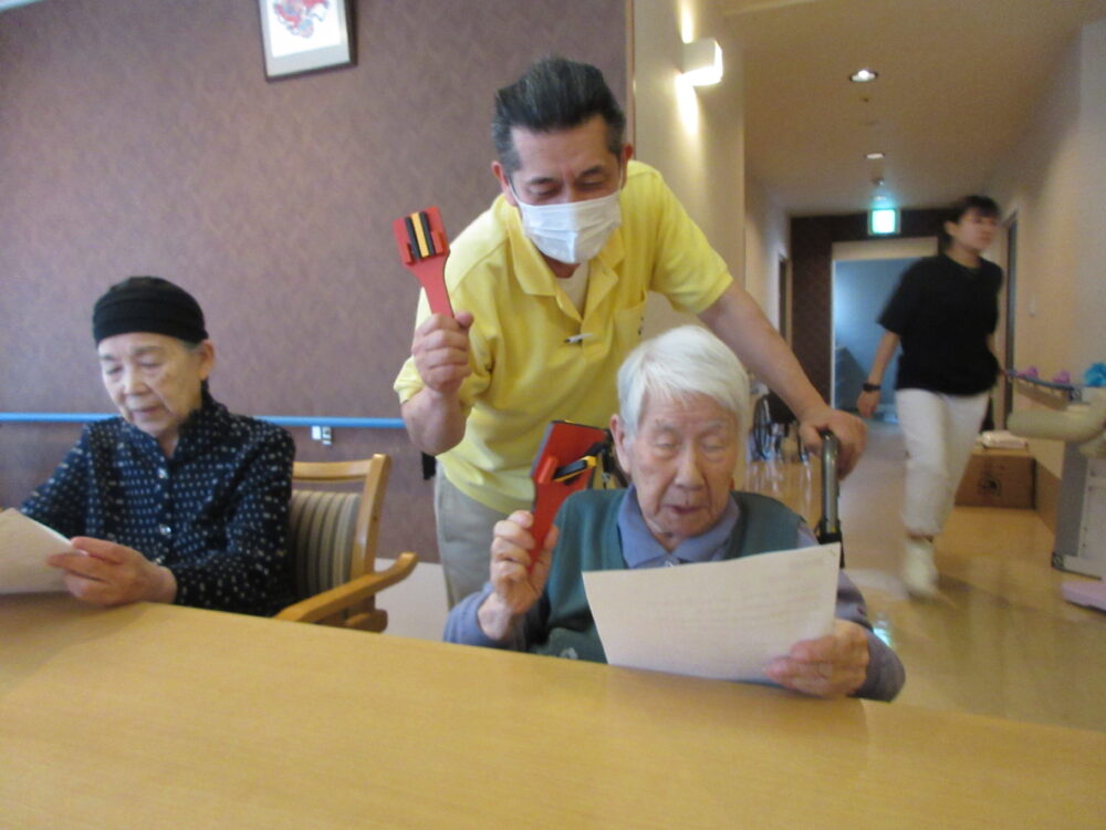 静岡市葵区老人ホーム_梅雨を吹き飛ばそう　ところてんと歌の会