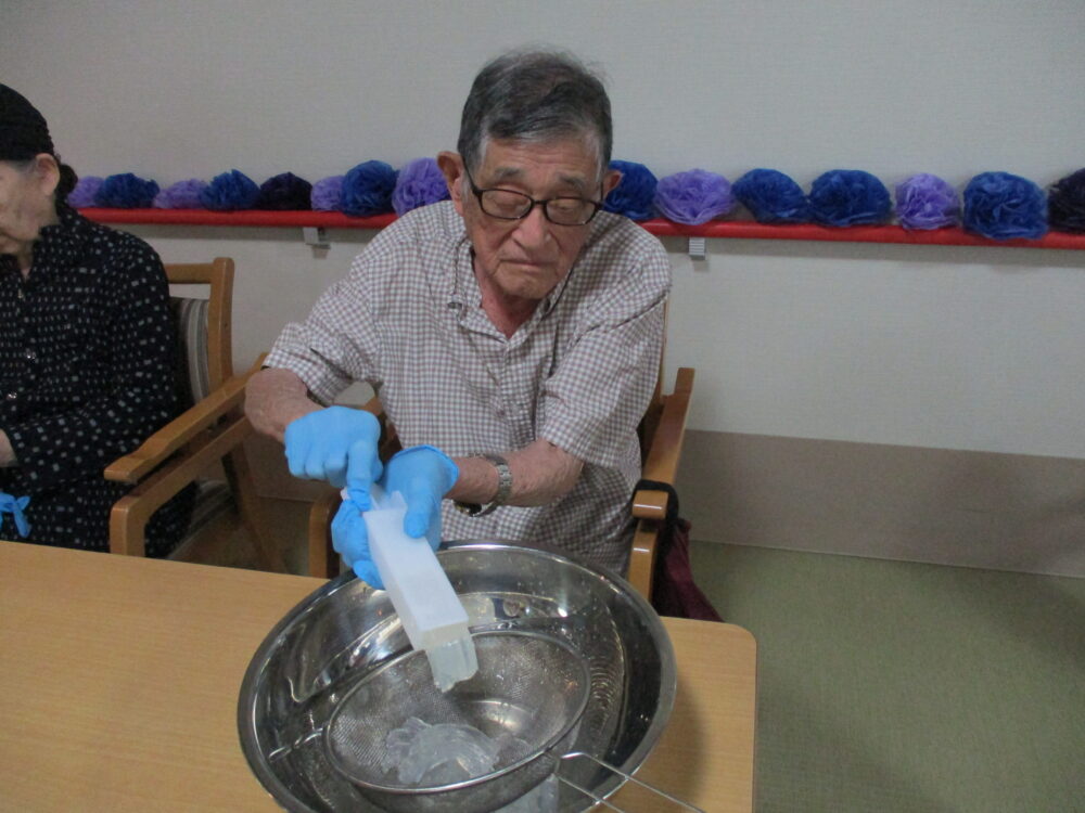静岡市葵区老人ホーム_梅雨を吹き飛ばそう　ところてんと歌の会