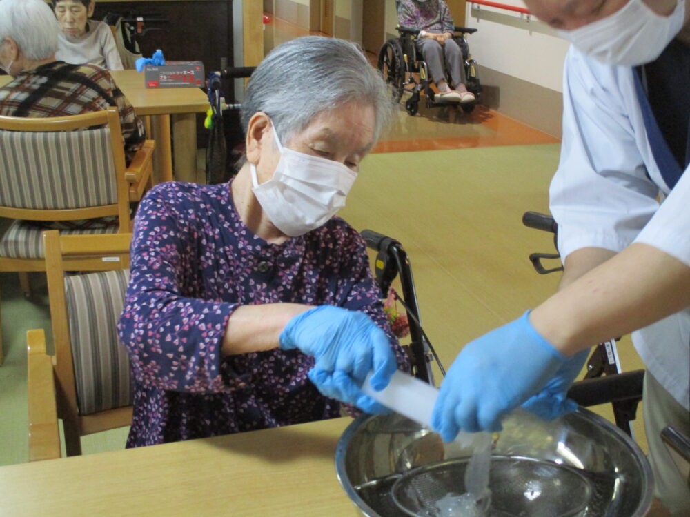 静岡市葵区老人ホーム_梅雨を吹き飛ばそう　ところてんと歌の会