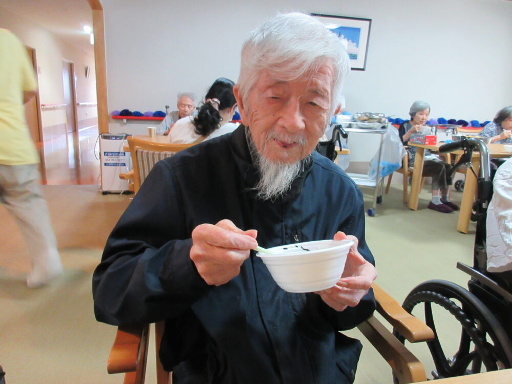 静岡市葵区老人ホーム_梅雨を吹き飛ばそう　ところてんと歌の会