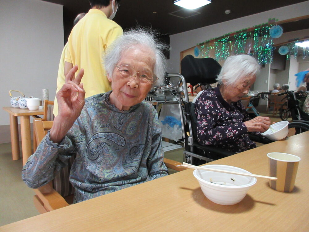静岡市葵区老人ホーム_梅雨を吹き飛ばそう　ところてんと歌の会